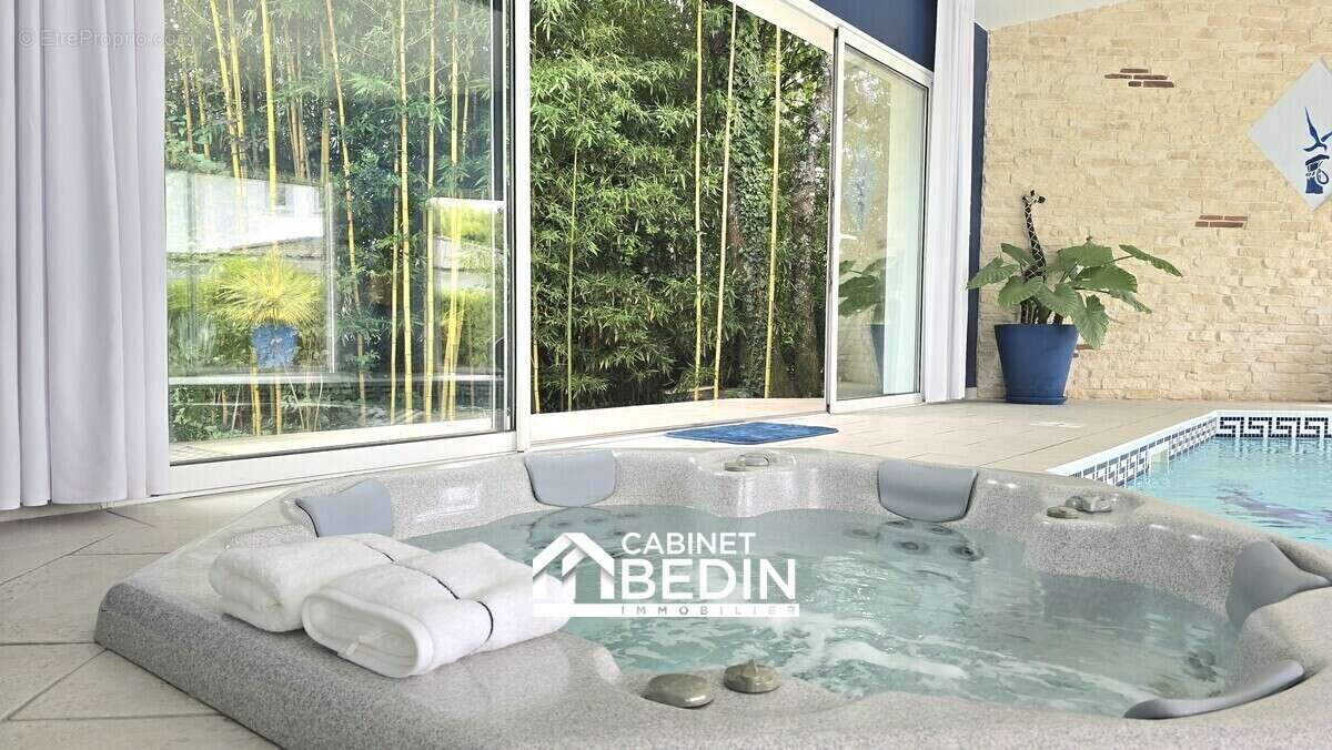 Maison 307 m² à Saint-Jean-D'illac  - photo 3