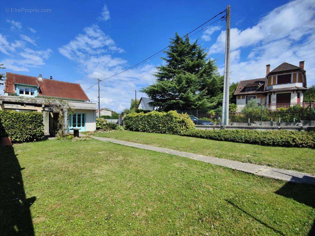 Maison à LES CLAYES-SOUS-BOIS