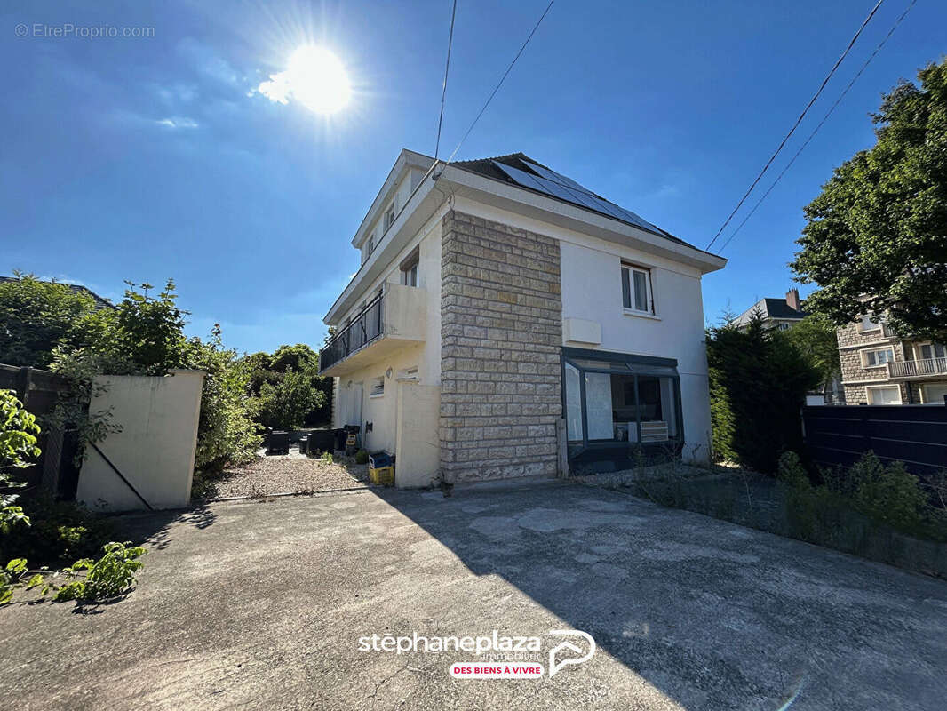 Maison à SAINT-ETIENNE-DU-ROUVRAY