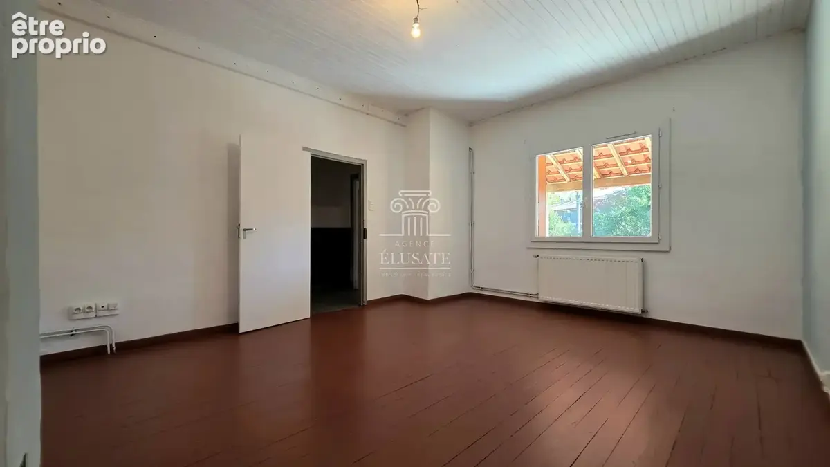 Maison de ville en hyper-centre avec jardin et 2 garages ! - photo 8