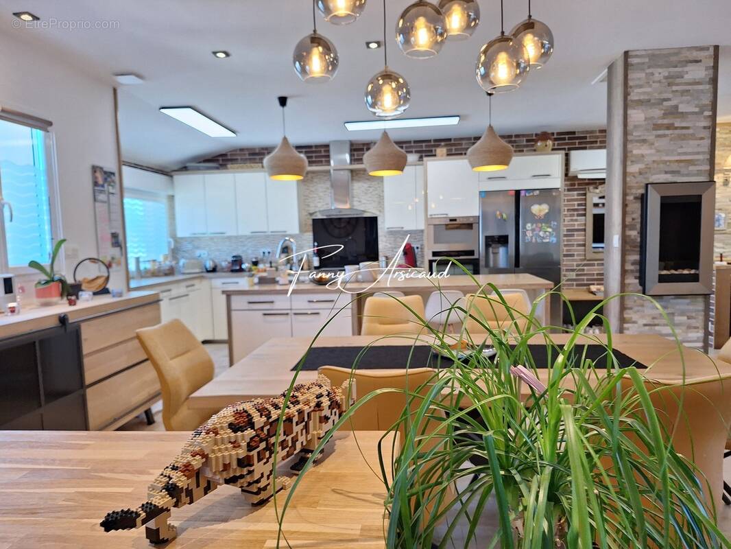 Maison à CHAMPAGNE-LES-MARAIS