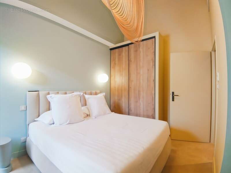 Commerce à AIGUES-MORTES