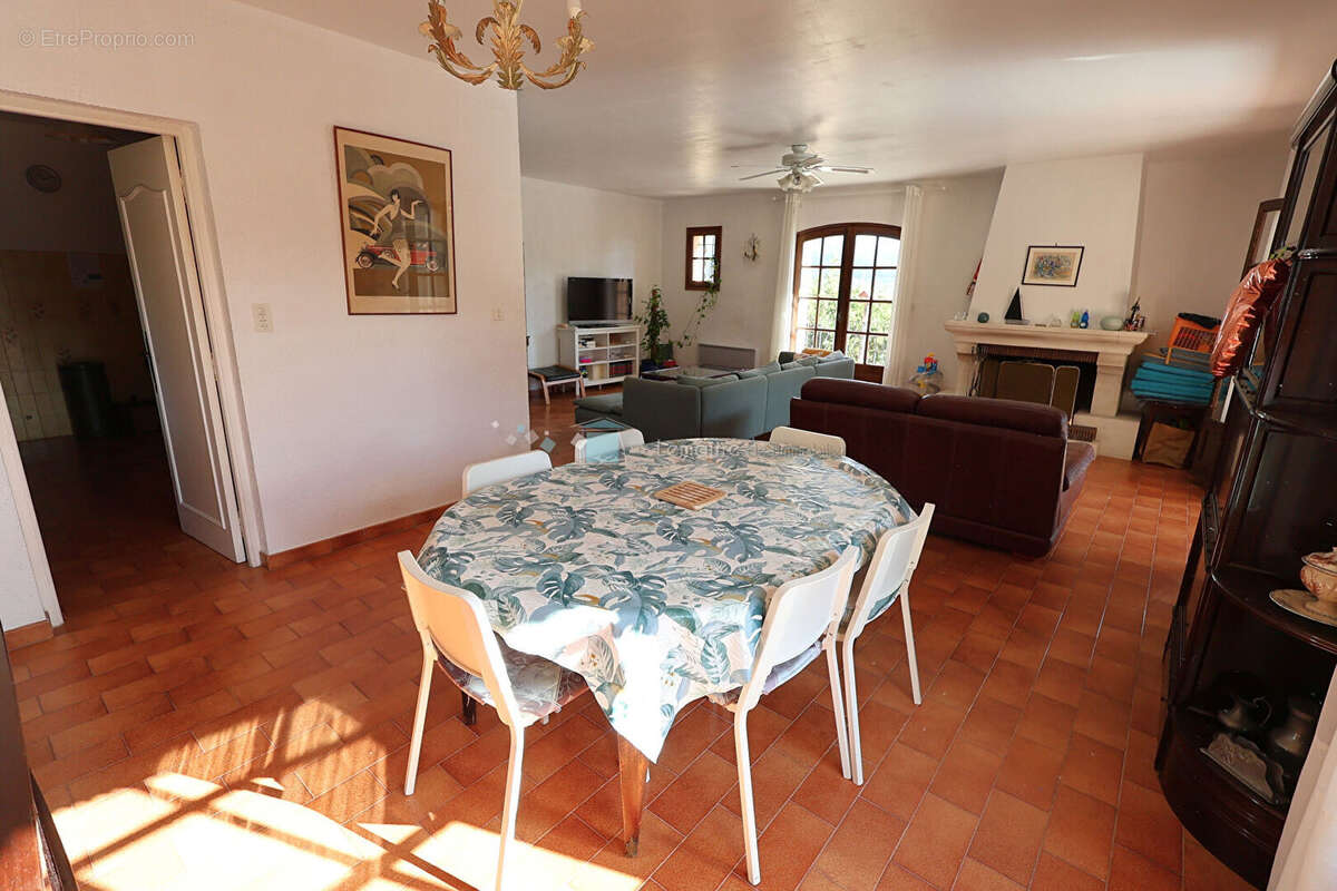 Maison de 176 m² avec piscine et terrain de 2509 m² - photo 11