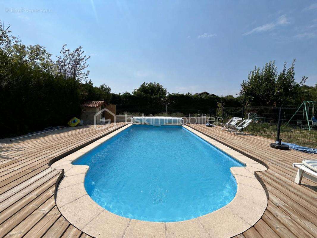 Propriété familiale de 211 m² avec piscine et espace indépendant - photo 4