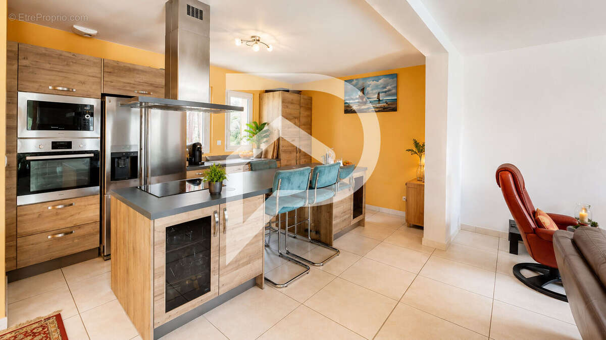 A Vendre Maison située à Orgeval de 6 pièces pour 142 m2 - photo 2