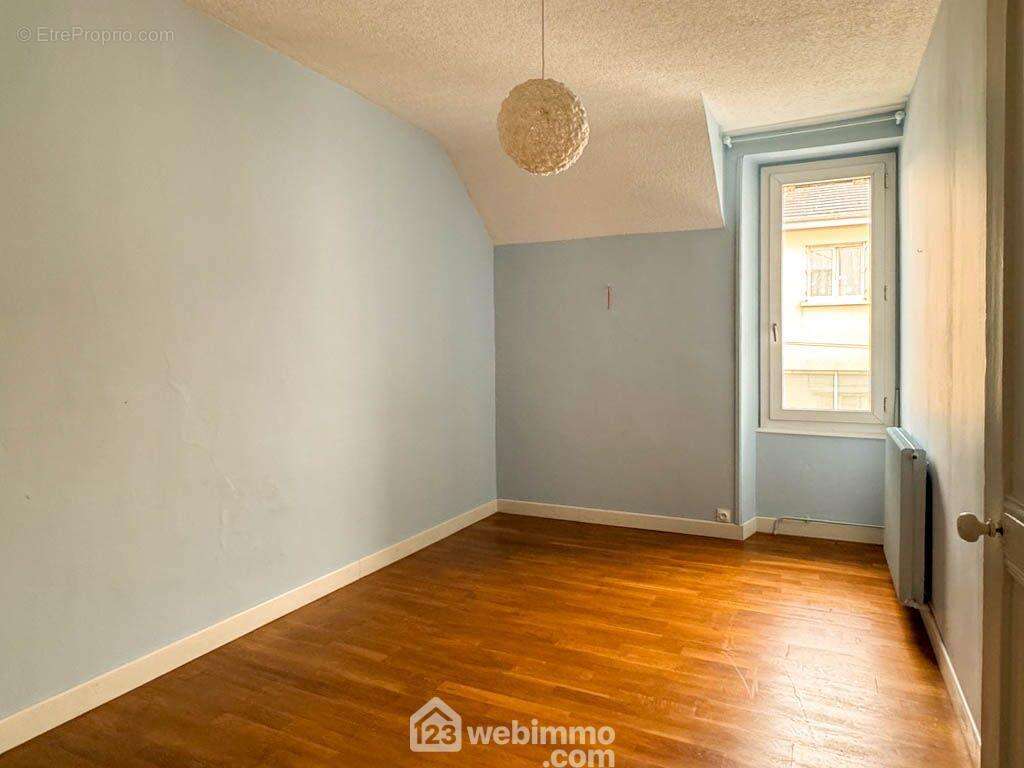 A l'étage, le palier distribue deux chambres... - Maison à CHOLET