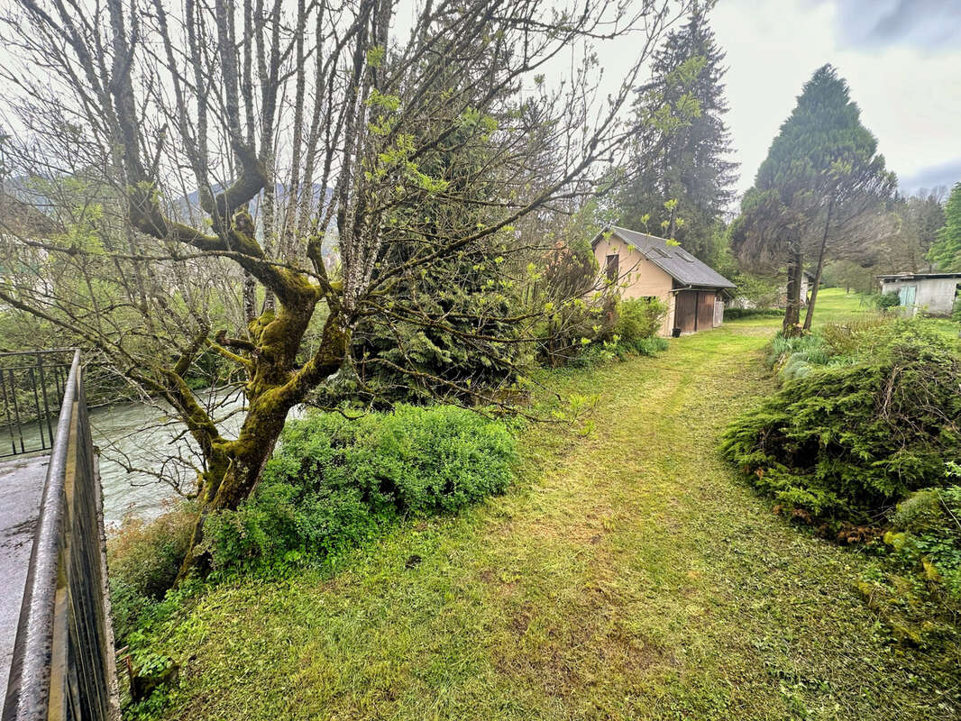 Local commercial et habitation - 250 m2 - Lescheraines - photo 3