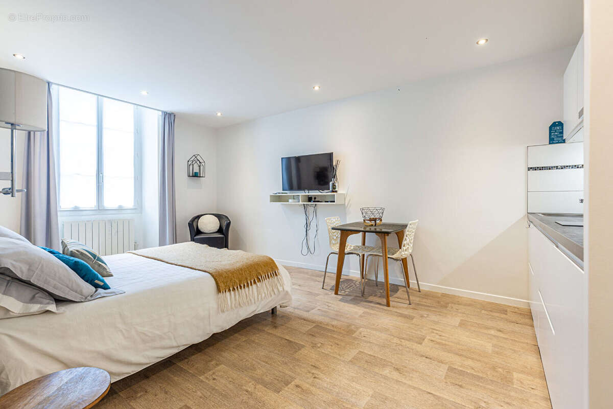 Agence immobiliere laforet - exclusivite - "emilia" -  annecy - hyper centre-ville - studio de 28,41m2 entierement renove - dpe  - photo 2