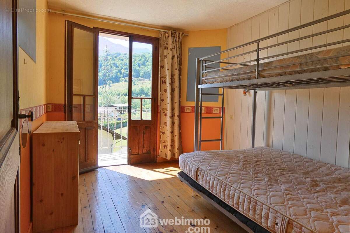 La maison propose 3 chambres de 10 m²... - Maison à UGINE