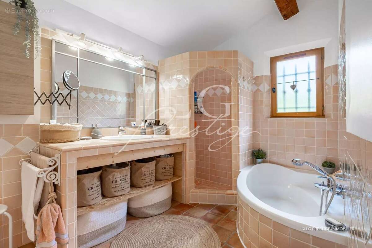 Maison à TOURRETTES