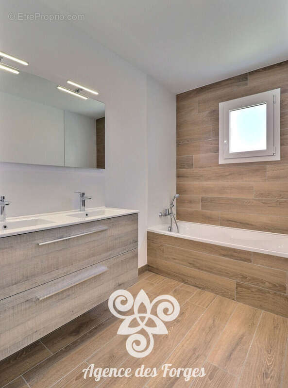 Maison à SAINT-MACAIRE-EN-MAUGES