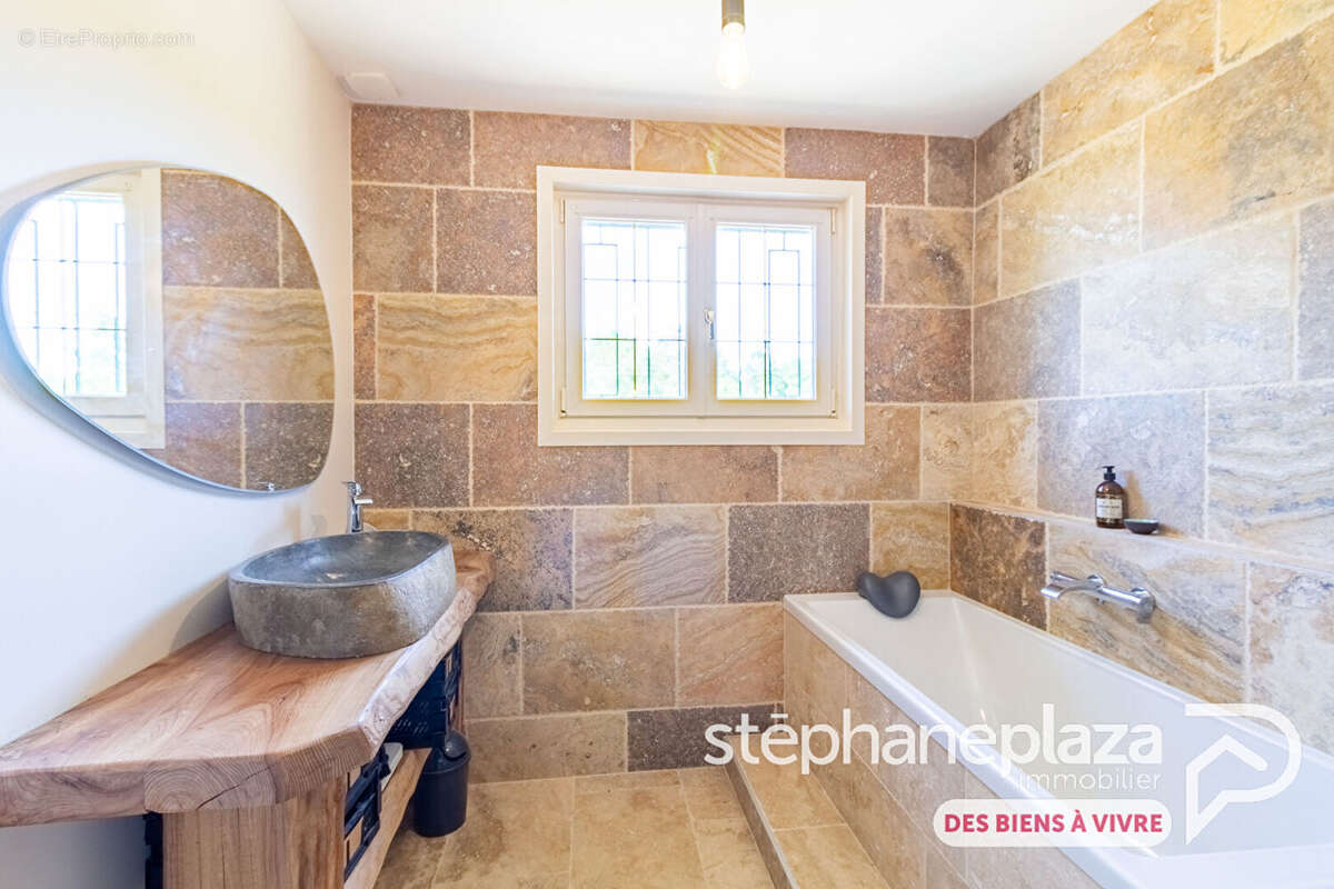 Propriété composée d'une maison entièrement rénovée de 133m² habitables sur 3164m² de terrain, avec piscine ! - photo 8