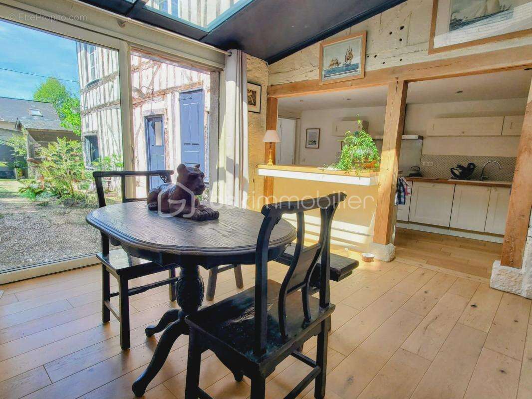 Bien RARE - Maison au Cœur du village de Cormeilles avec espace extérieur - photo 2