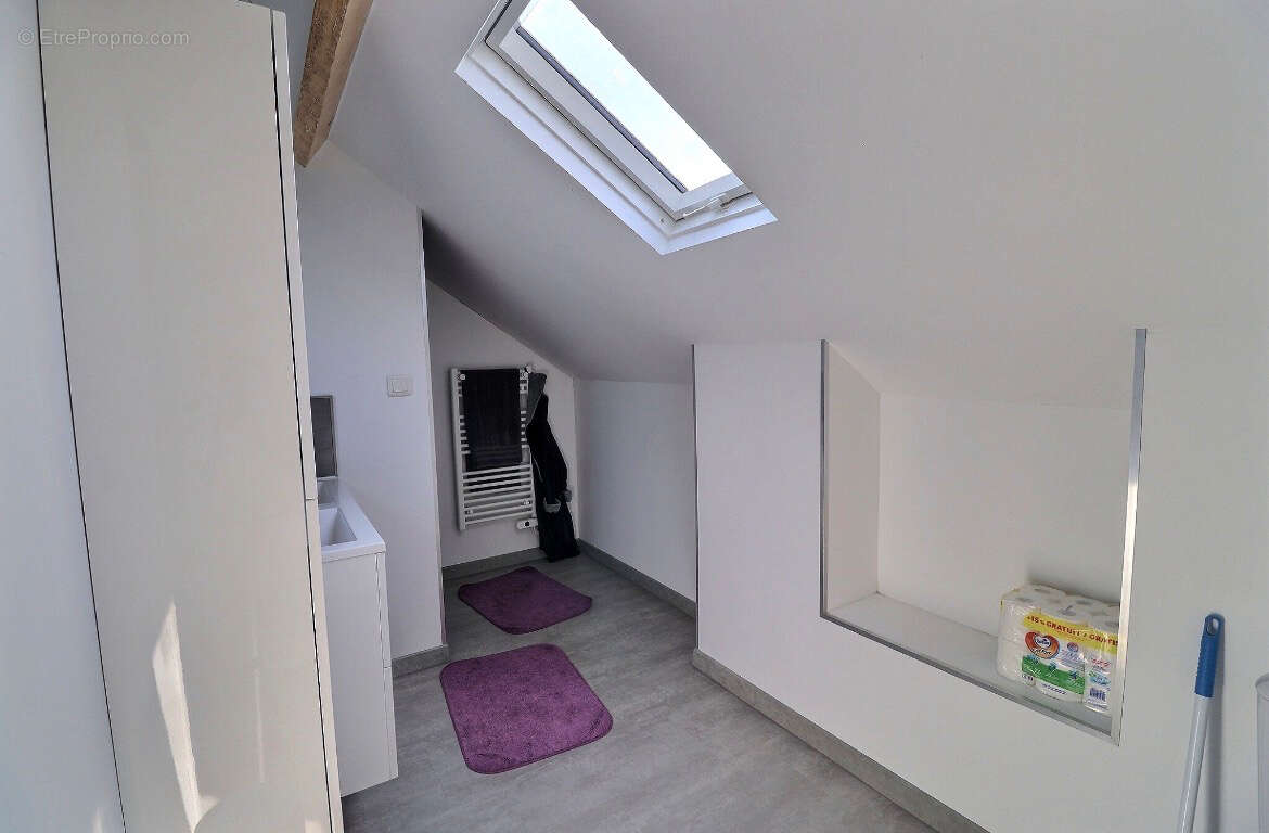 Petite maison rénovée Sté Cécile avec jardin, garage, sous-sol et dépendances - photo 7