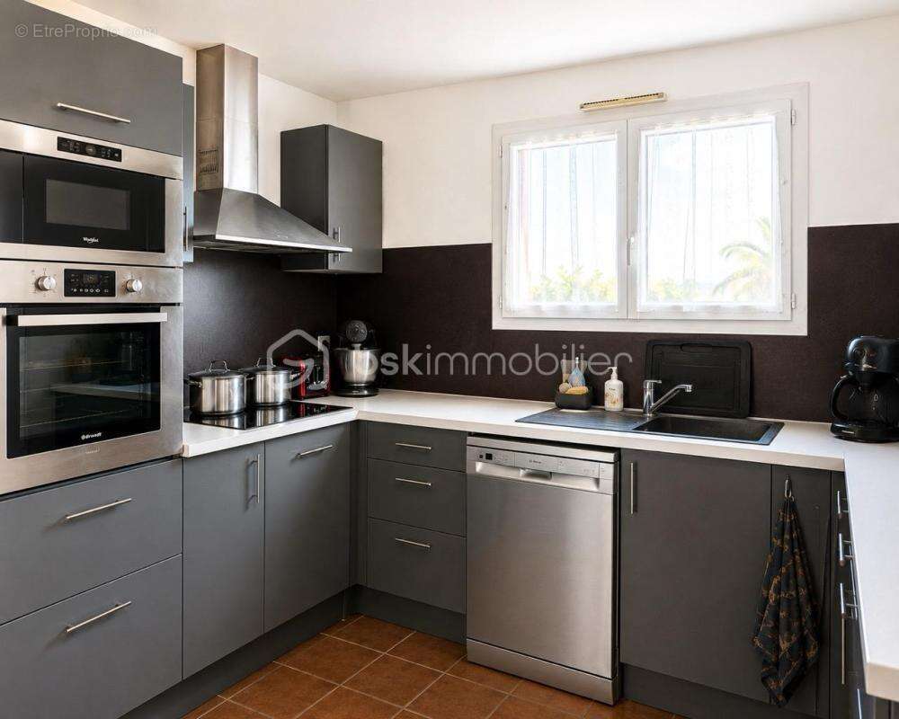 Sur un terrain d'angle de 236 m2, une maison de type 4 en R+1 de 95 m2 - photo 3