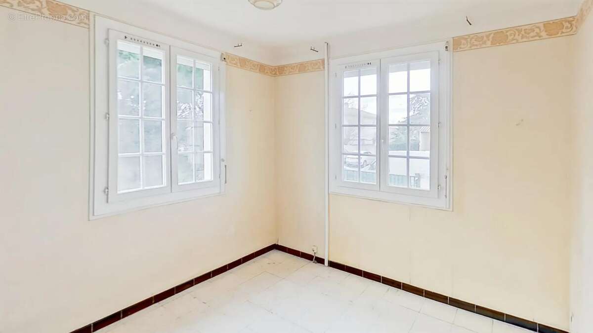 Maison à SAINT-LAURENT-DE-LA-SALANQUE