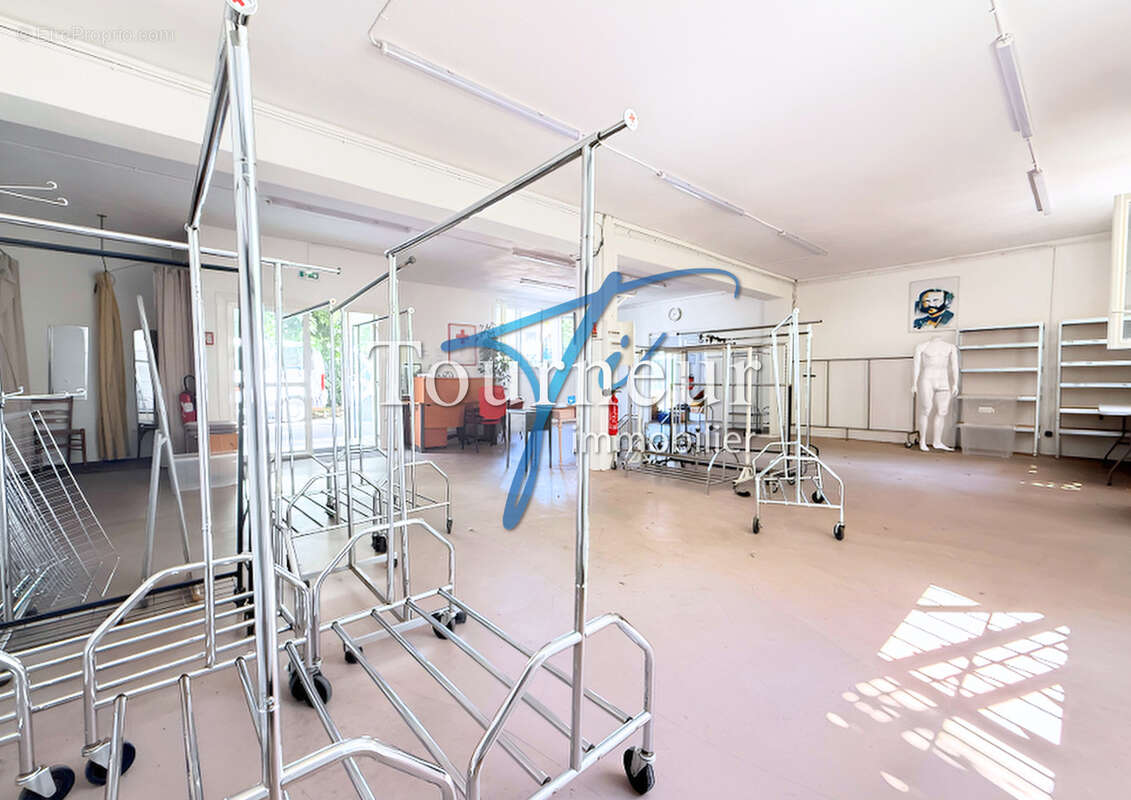 Sanary sur mer rare vente murs commerciaux de 215m2 dont garage parkings securise - photo 6
