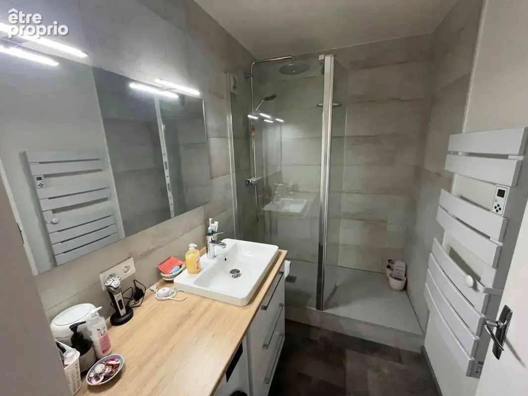 RARE F3 71m² + 2 balcons résidence du BOIS DE VAIRES. Entrée, placards, cuisine équipée ouverte sur séjour double, 1 ou 2 chambr - photo 9