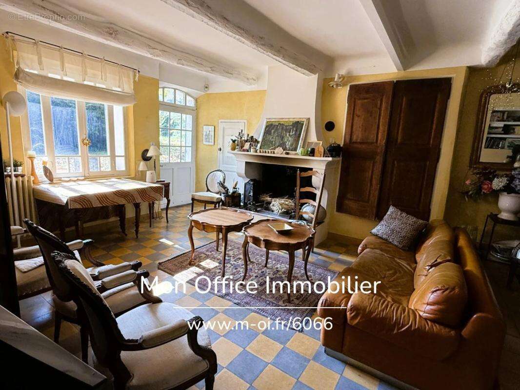 Référence : 6066-ANC - Bastide familiale avec dépendances et grand terrain à pied de La Tour d'Aigues - photo 3