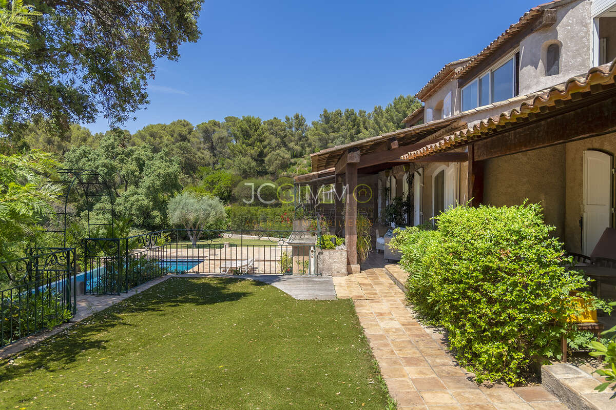 Élégante villa provençale de 194m2 habitables avec piscine à débordement sur 1694m2 de terrain. - photo 7