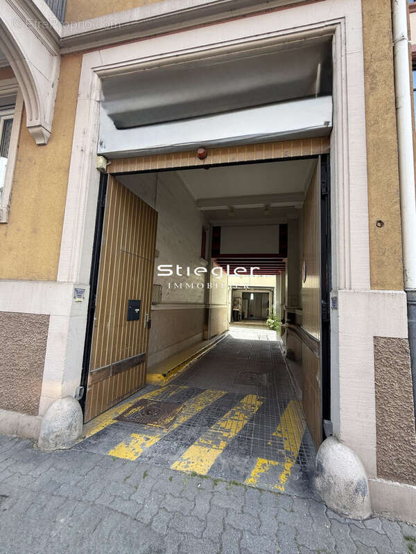 Porche d'entrée, accès vers cour intérieure - Commerce à STRASBOURG