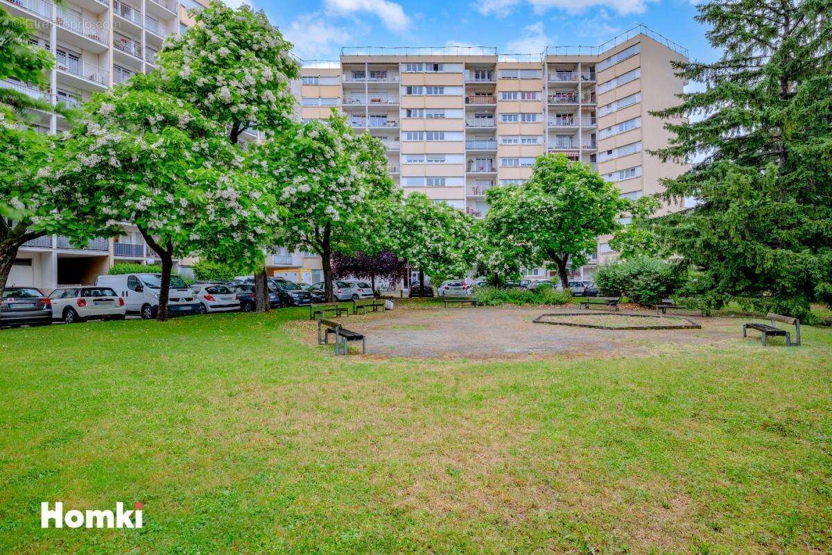 Villeurbanne Croix-Luizet – T2 rénové de 45 m² en dernier étage avec vue dégagée, parking et cave - photo 13
