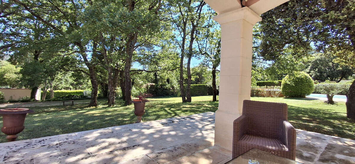 A vendre,  Drôme provençale, Belle Villa de 200 m2, piscine, garages, terrain  arboré de 3400m². - photo 6