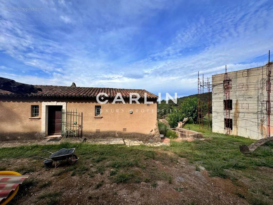 Terrain à PLAN-DE-LA-TOUR