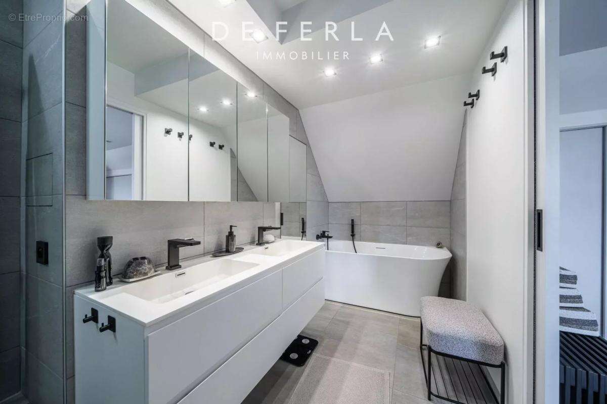 Appartement à PARIS-14E