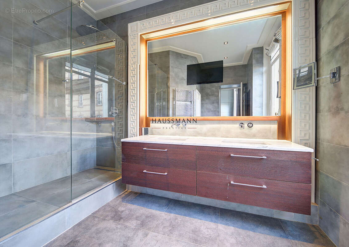 Appartement à PARIS-8E