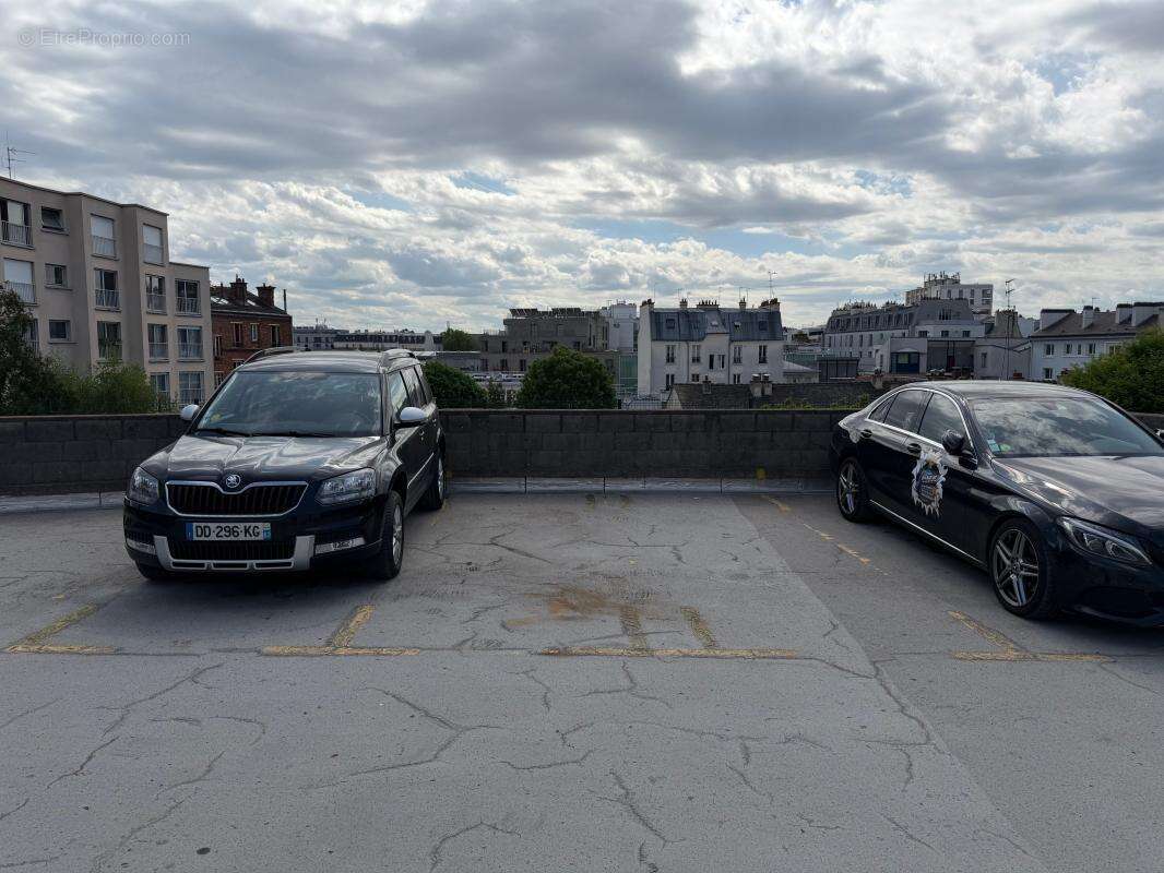 Parking à PARIS-18E