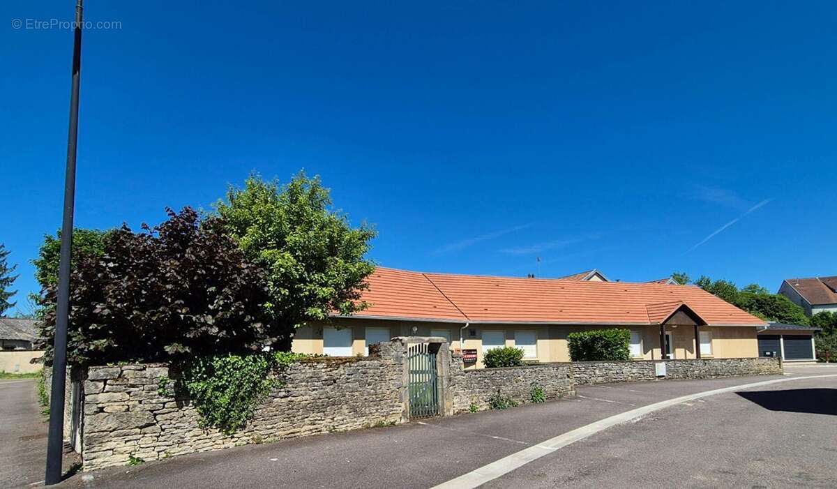 Maison plain pied de 280 m2 sur 613 m2 de terrain clos avec piscine couverte - photo 2