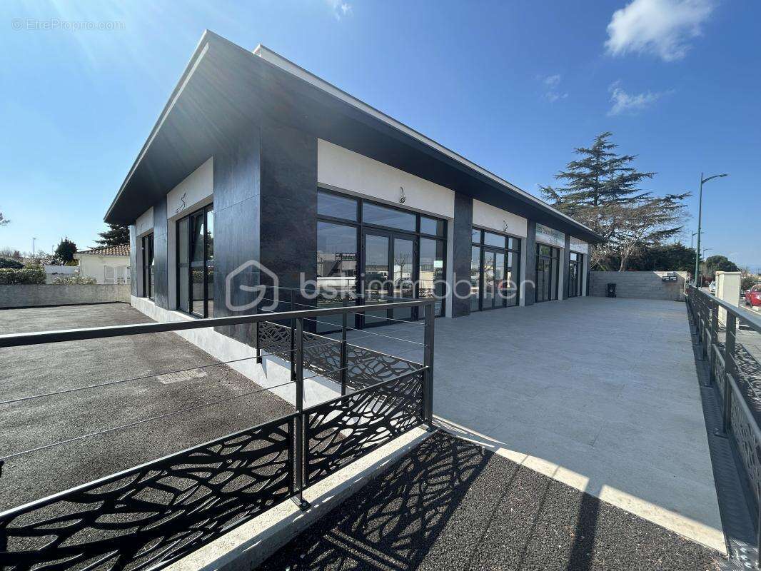 Lignan-sur-orb – ensemble commercial récent de 347 m² - photo 4