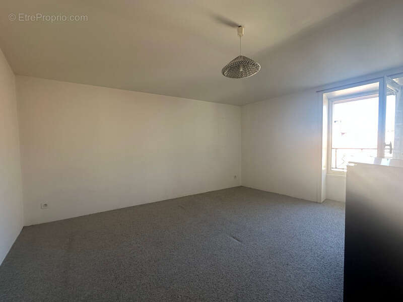 Les Clouzeaux, Maison en pierre 5 chambres avec jardin env. 605 m² double garage - photo 7