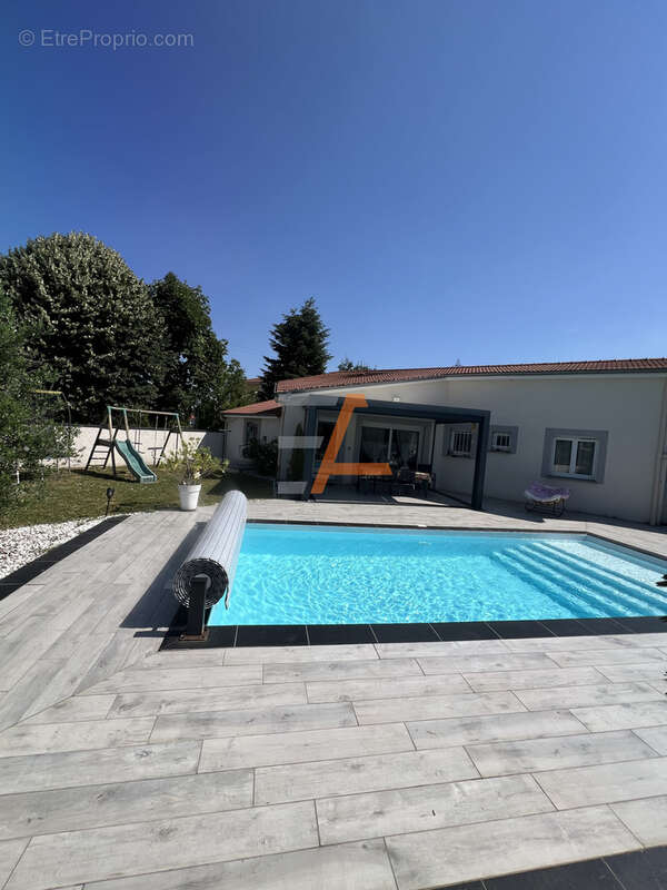 Maison individuelle contemporaine T5 RT 2012   112,38 m2  Piscine  Double garage Terrain de 670 m2 - photo 2