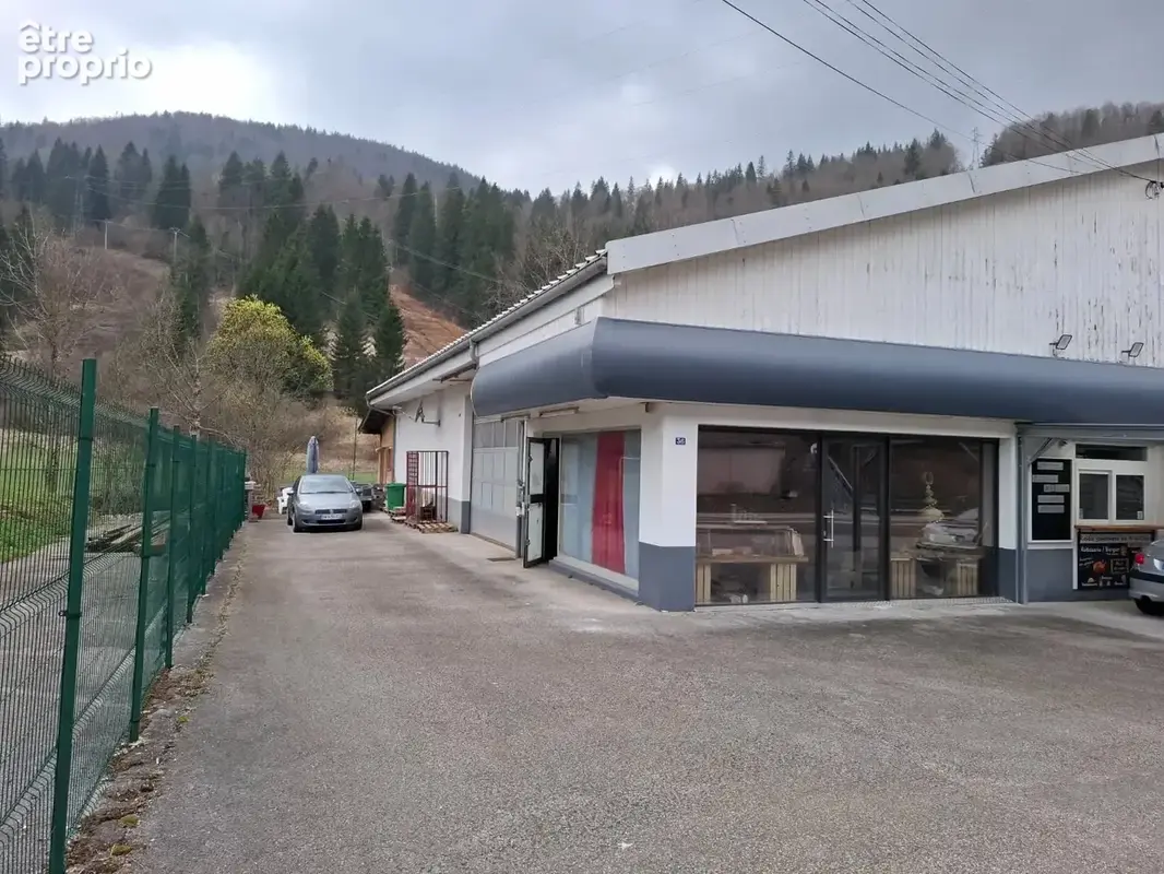 Entrepôt avec magasin à la Doye - photo 2