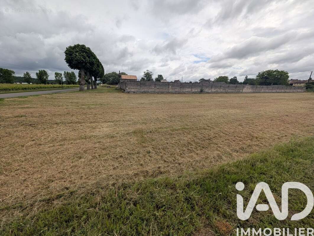 Terrain 810 m² à Mosnac  - photo 2