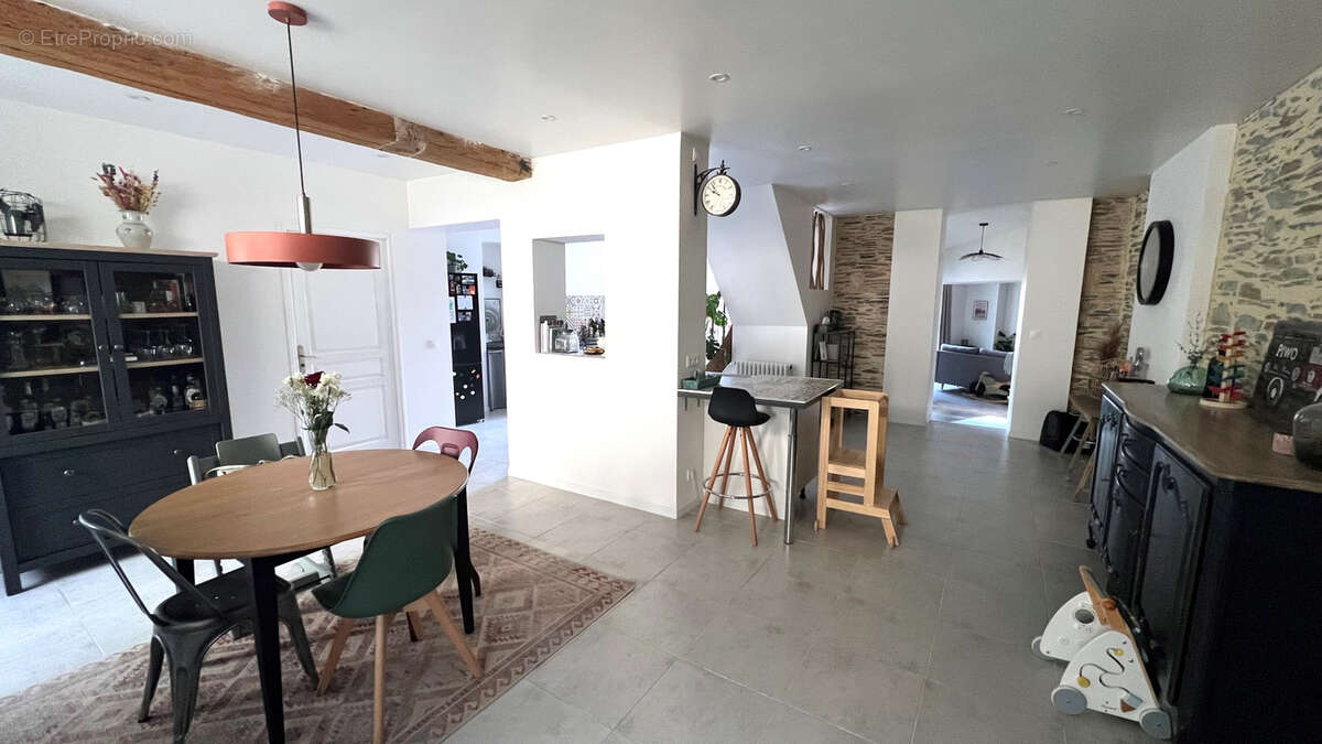 Maison à SAINT-CLEMENT-DE-LA-PLACE