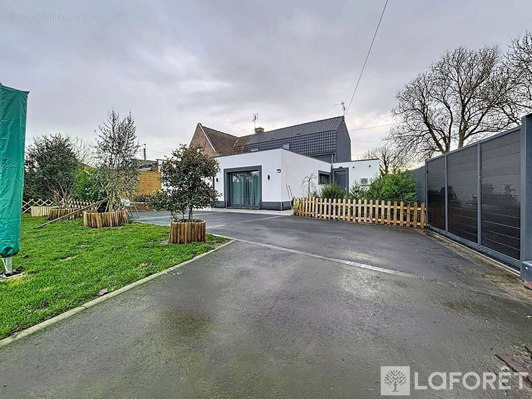 Maison à LA CHAPELLE-D'ARMENTIERES