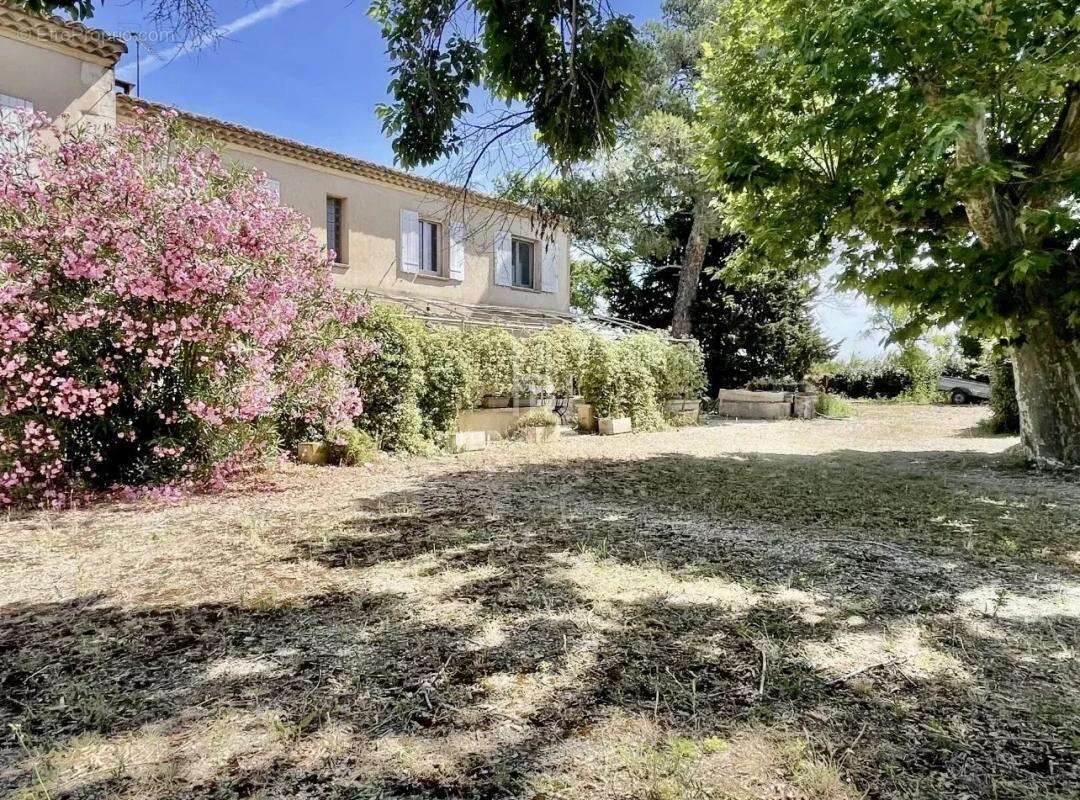 Mas familial sur 8000m2 de terrain à Arles - photo 7