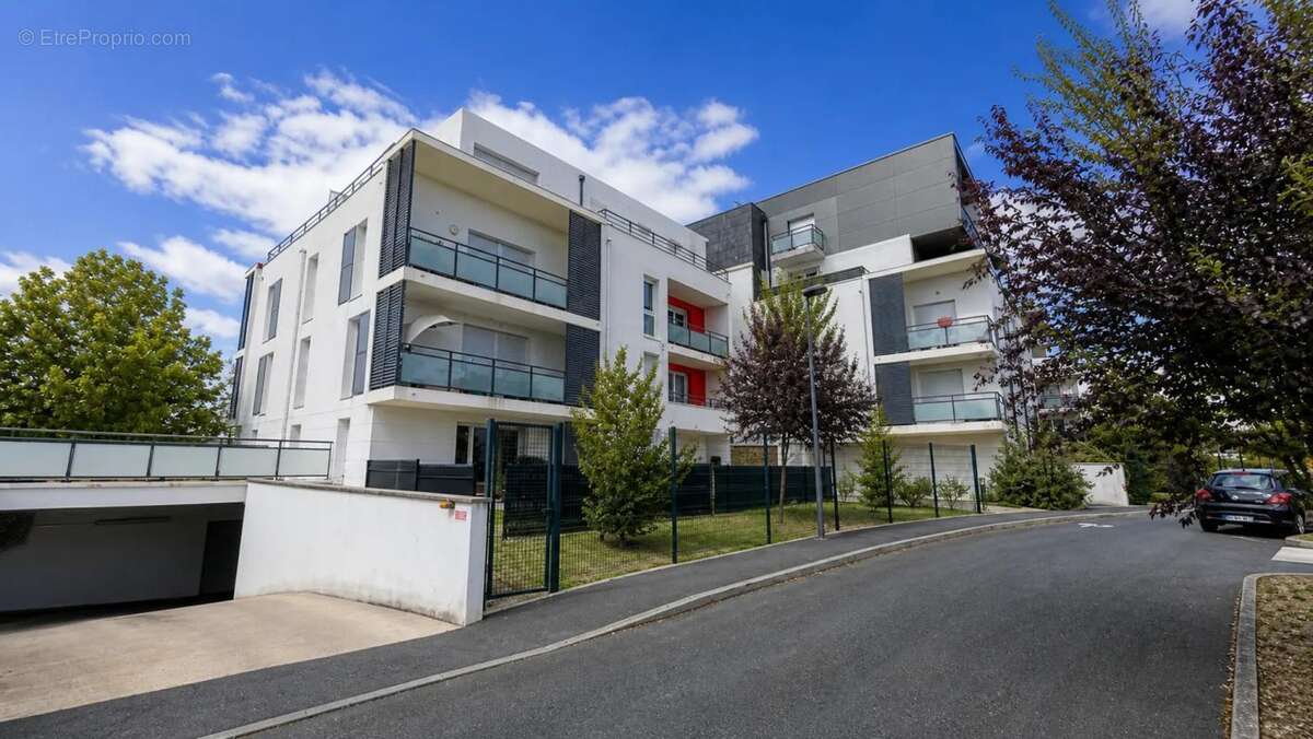 TOURS NORD - Appart T3 récent avec terrasse ascenseur et parking - photo 7