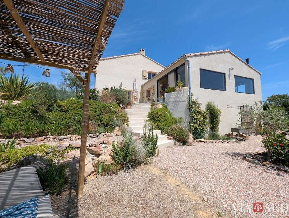 Maison à MONTOULIERS