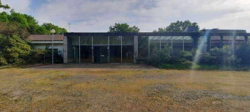 Domaine hôtelier rare entre La Rochelle et Niort, foncier exceptionnel avec parc arboré - photo 4