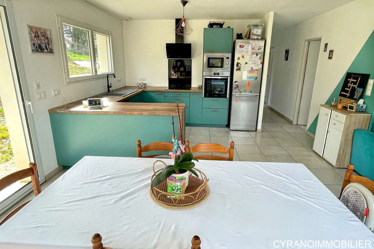 Maison à COURS-DE-PILE