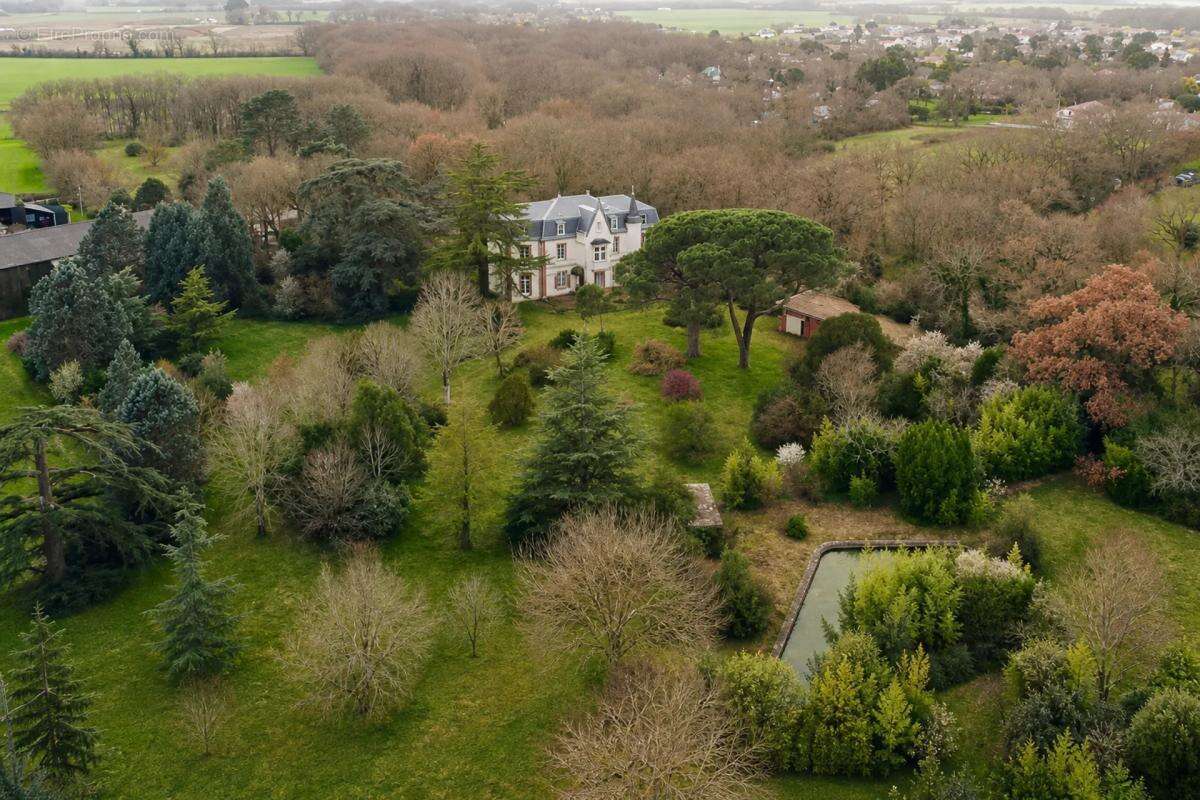 Domaine de caractère à restaurer – 500 m² –3,6 ha – accès rapide - photo 26