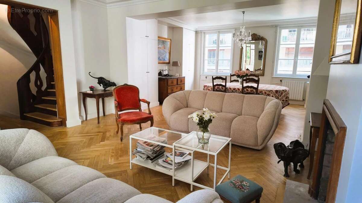 Appartement à PARIS-16E