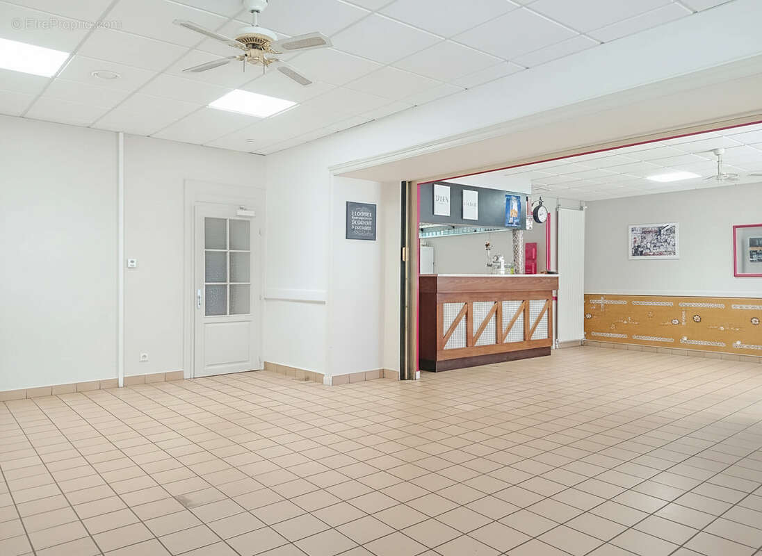 Local commercial +appartement+ 2 places de parking privatives - photo 4