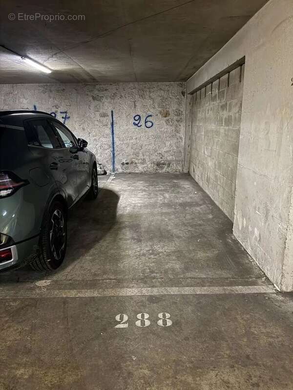 Parking à PARIS-11E