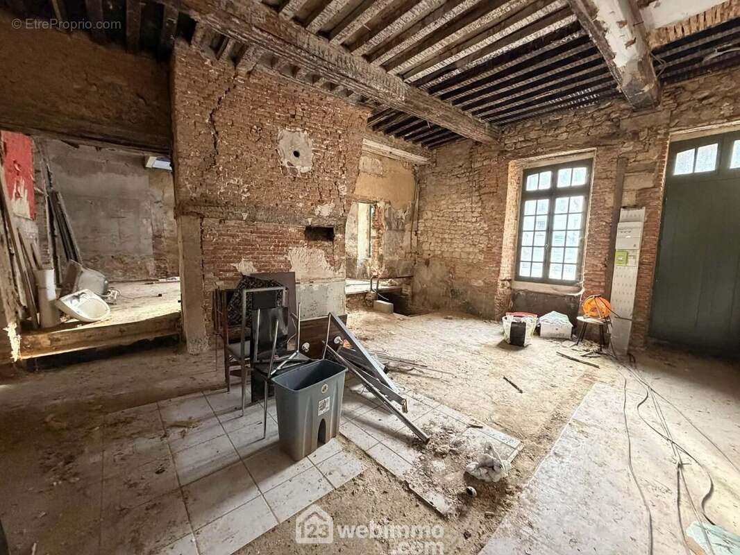 D'une surface exploitable de 570 m² - Appartement à MARLE