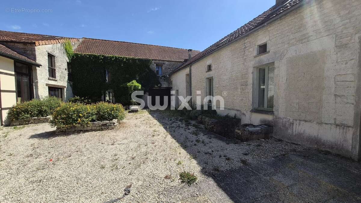 Maison à NOYERS
